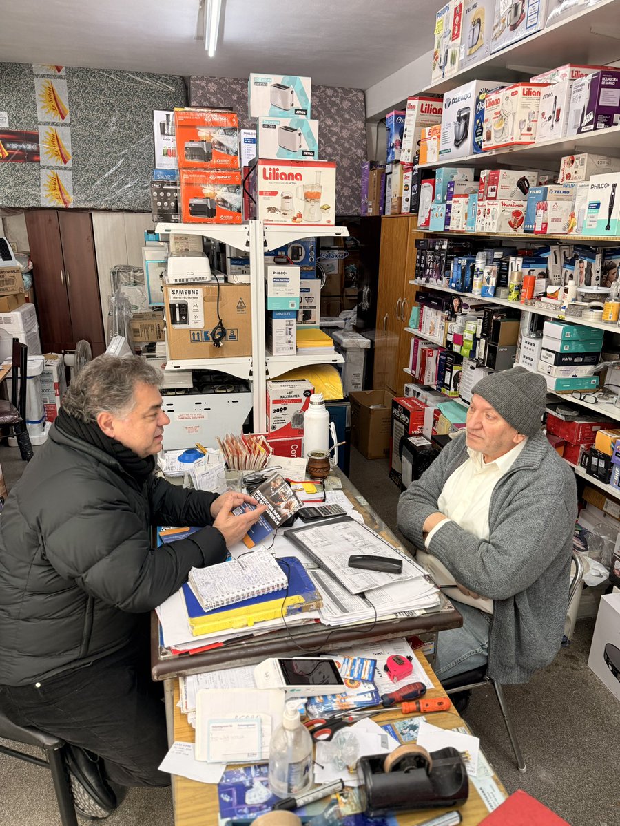 pcasna's tweet photo. Recorrimos el centro de #MartínCoronado para escuchar a los vecinos y comerciantes, conocer sus inquietudes y seguir acercando la gestión a cada barrio🤝🏼

Además, difundimos los beneficios fiscales vigentes y la habilitación gratuita para comercios en #TresDeFebrero⚙️ https://t.co/eQpXdBroqV