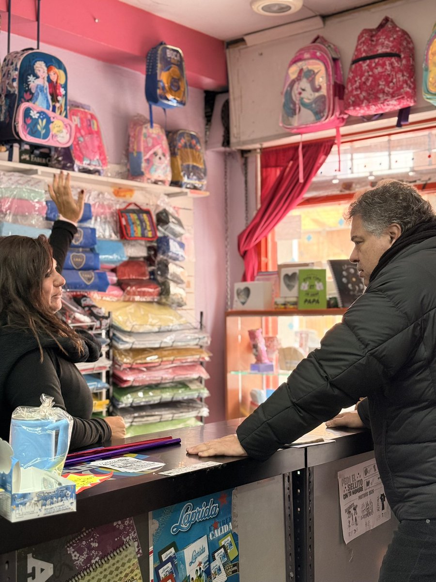 pcasna's tweet photo. Recorrimos el centro de #MartínCoronado para escuchar a los vecinos y comerciantes, conocer sus inquietudes y seguir acercando la gestión a cada barrio🤝🏼

Además, difundimos los beneficios fiscales vigentes y la habilitación gratuita para comercios en #TresDeFebrero⚙️ https://t.co/eQpXdBroqV