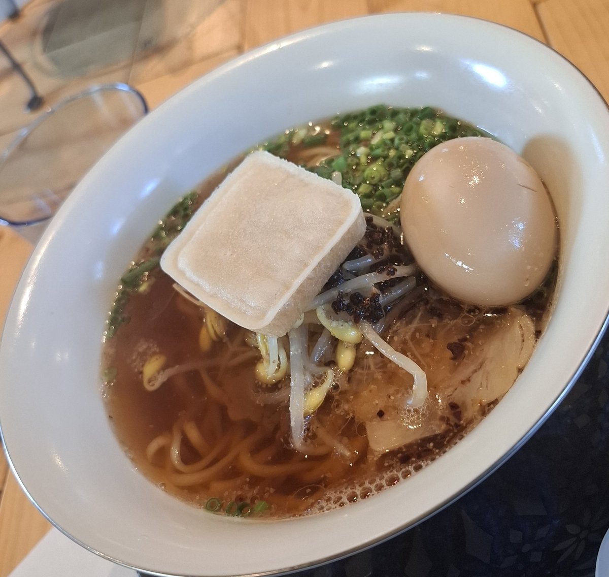 darumafunk's tweet photo. 古民家ヌードゥル黒揚羽森住@大綱

ちゃぶ屋30周年記念 
創業当時のらぁ麺を無化調で。
正油らぁ麺、焦がし葱、中油
デザート https://t.co/B1pnzt3sIN