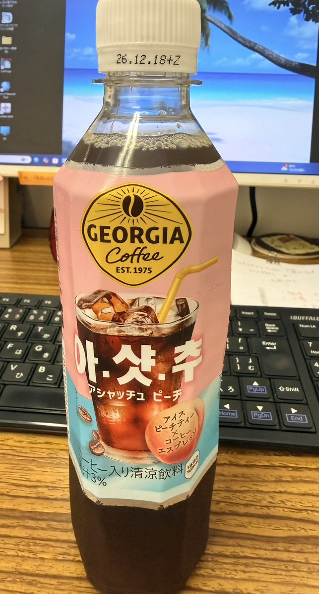 unyah_cat's tweet photo. 各社色々工夫してるのだなと思わせる商品を発見。Georgiaからアシャッチュ　ピーチ
아샷추…アイスティーにエスプレッソショットを追加…
ピーチティーに？
未知の味〜‼️ https://t.co/C9BFwL92t5