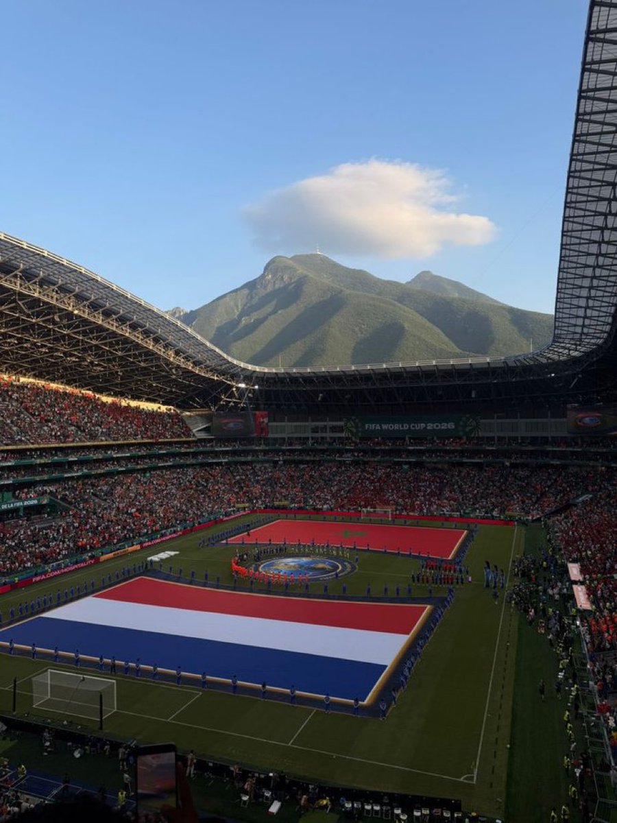 DonJustino_'s tweet photo. El pinche arquitecto que se le ocurrió no construir el segundo nivel de esa parte del estadio para que se viera el cerro de la silla se merece no una, sino diez caguamas bien helodias ❄️🍺 https://t.co/LkCeLlRKDu