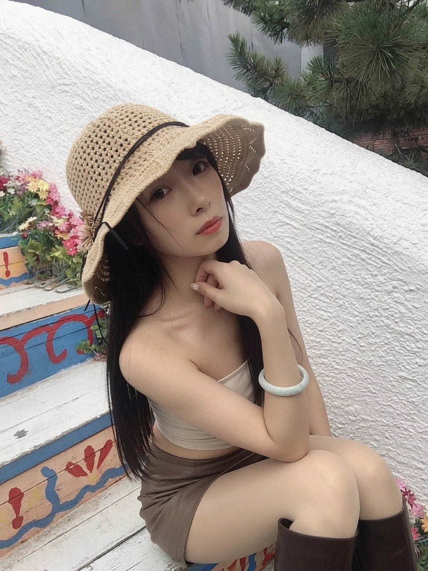 liuyuanyuan520's tweet photo. 要不要我把脚上的靴子送给你啊？有人要么 https://t.co/lZW2KIiuZj