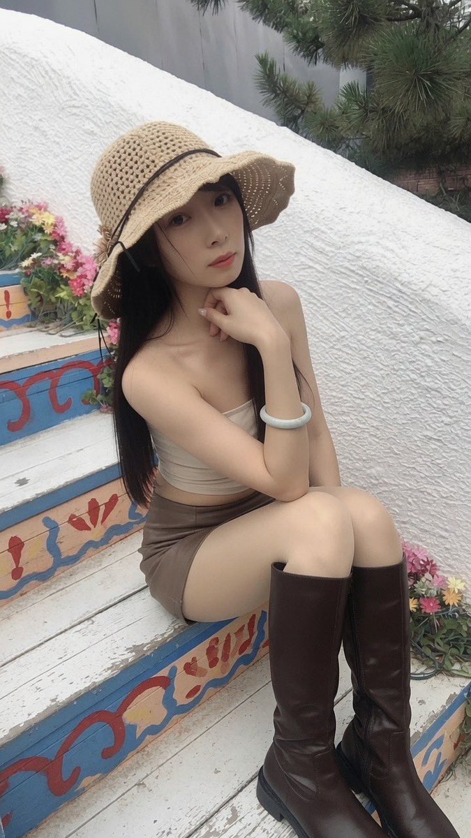liuyuanyuan520's tweet photo. 要不要我把脚上的靴子送给你啊？有人要么 https://t.co/lZW2KIiuZj