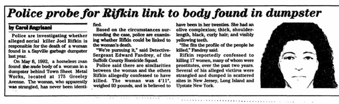 Catch_LISK's tweet photo. #SayvilleJaneDoe

On March 8, 1992, the body of a young, unidentified female in her 20s was discovered in a trash dumpster behind a metal works shop, which was located at 175 Greeley Avenue, Sayville, New York.

The victim, weighing no more than 100 pounds, was found nude and without any of her personal effects. Subsequent examination of her body revealed her cause of death to be ligature strangulation.

In 2024, the Cold Case Task Force, in conjunction with Danielle Gruttadaurio, a forensic artist with the SCPD, and Parabon Nanolabs were able to update the image of how the victim likely appeared prior to her death via not only forensic sketch, but also by DNA Phenotyping, i.e., the prediction of physical appearance from DNA. Both images are contained herein.

Additionally, the Cold Case Task Force, in collaboration with a genetic genealogist with the FBI, has since been able to determine the victim was likely of Brazilian and/or Portuguese descent.
Anyone with information regarding this case or the identification of the victim is asked to contact contactda@suffolkcountyny.gov.
Em 8 de março de 1992, o corpo de uma jovem não identificada, na faixa dos 20 anos, foi descoberto em uma caçamba de lixo atrás de uma oficina metalúrgica, localizada na 175 Greeley Avenue, Sayville, Nova York. A vítima, pesando no m��ximo 45 quilos, foi encontrada nua e sem quaisquer de seus pertences pessoais. Exames subsequentes em seu corpo revelaram que a causa da morte foi estrangulamento por ligadura. Em 2024, a Força-Tarefa de Casos Arquivados, em conjunto com Danielle Gruttadaurio, uma artista forense do SCPD, e a Parabon Nanolabs, conseguiram atualizar a imagem de como a vítima provavelmente aparentava antes de sua morte, por meio não apenas de um retrato forense, mas também por Fenotipagem de DNA, ou seja, a previsão da aparência física a partir do DNA. Ambas as imagens estão contidas aqui.

Além disso, a Força-Tarefa de Casos Arquivados, em colaboração com um genealogista genético do FBI, conseguiu desde então determinar que a vítima provavelmente era de ascendência brasileira e/ou portuguesa.

Qualquer pessoa com informações sobre este caso ou sobre a identificação da vítima deve entrar em contato pelo e-mail contactda@suffolkcountyny.gov.