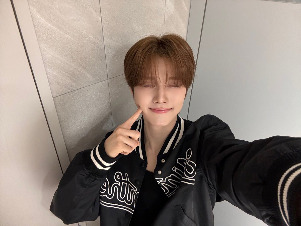 kawaiiiirene's tweet photo. Whatever this selfie era is... please don't stop 🥹🩵
#idntt #아이덴티티 #leehwanhee #이환희 ❣︎ https://t.co/fxHIbOcaZD