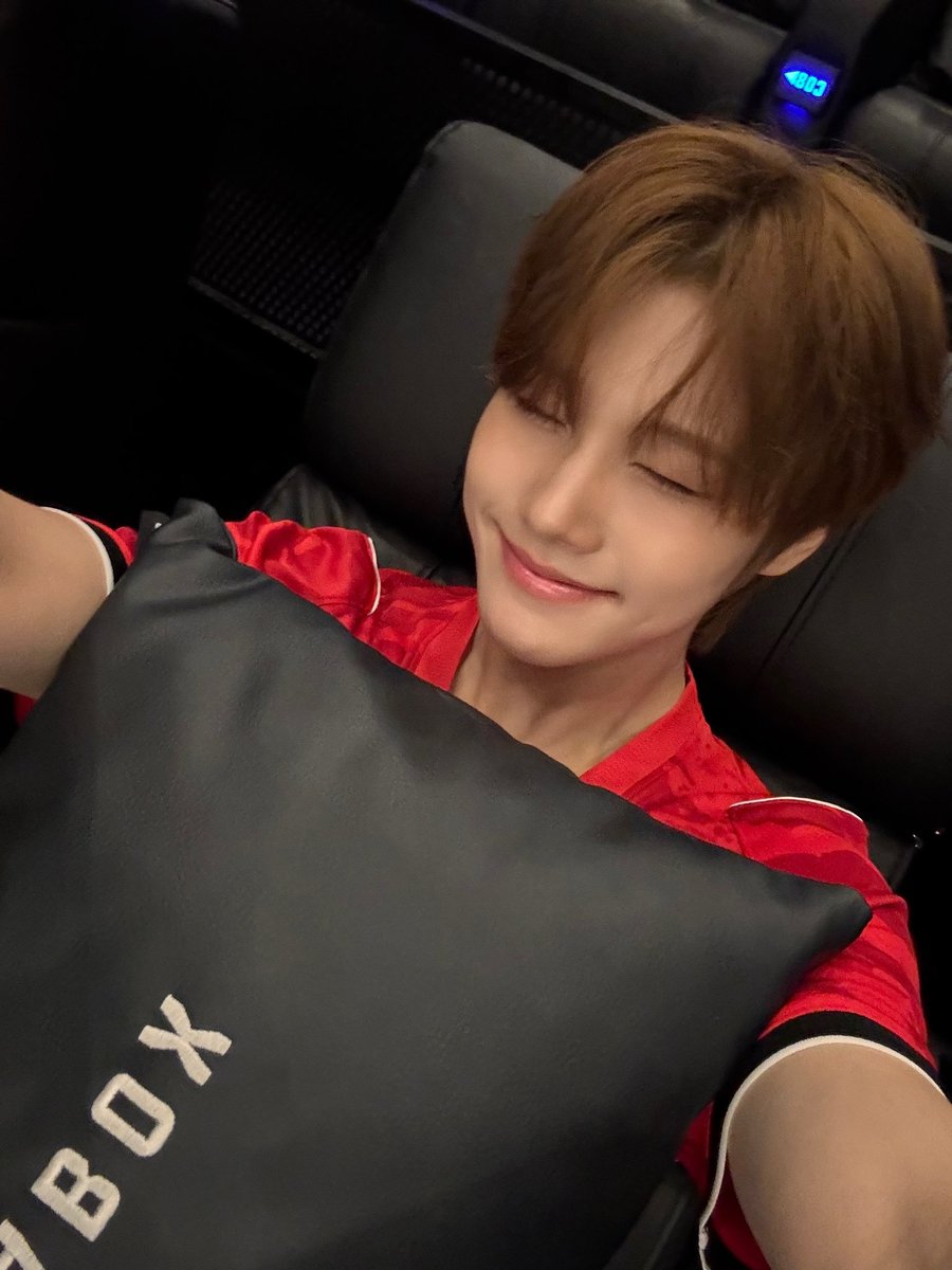 kawaiiiirene's tweet photo. Whatever this selfie era is... please don't stop 🥹🩵
#idntt #아이덴티티 #leehwanhee #이환희 ❣︎ https://t.co/fxHIbOcaZD