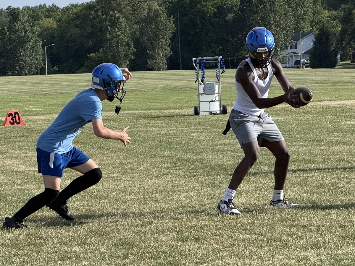 GoslingsUpdates's tweet photo. Nothing but green, green grass in front of him! #wisfb https://t.co/7ouvWOqF5Z