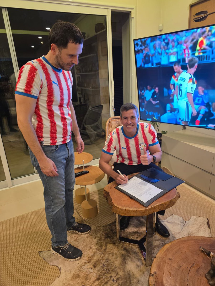 futbolarena's tweet photo. Paraguay devlet başkanı Santiago Pena, Almanya galibiyetinin ardından yarını ülkede resmi tatil ilan etti. https://t.co/jzFN9RLIL7