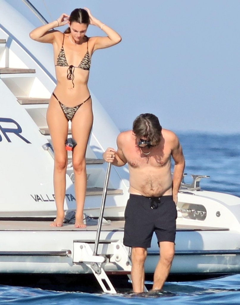 Popceleb1's tweet photo. 51 year old Leonardo  Dicaprio enjoying time with his 29 year old girlfriend Vittoria ceretti in Spain. https://t.co/Zfu7topdNc