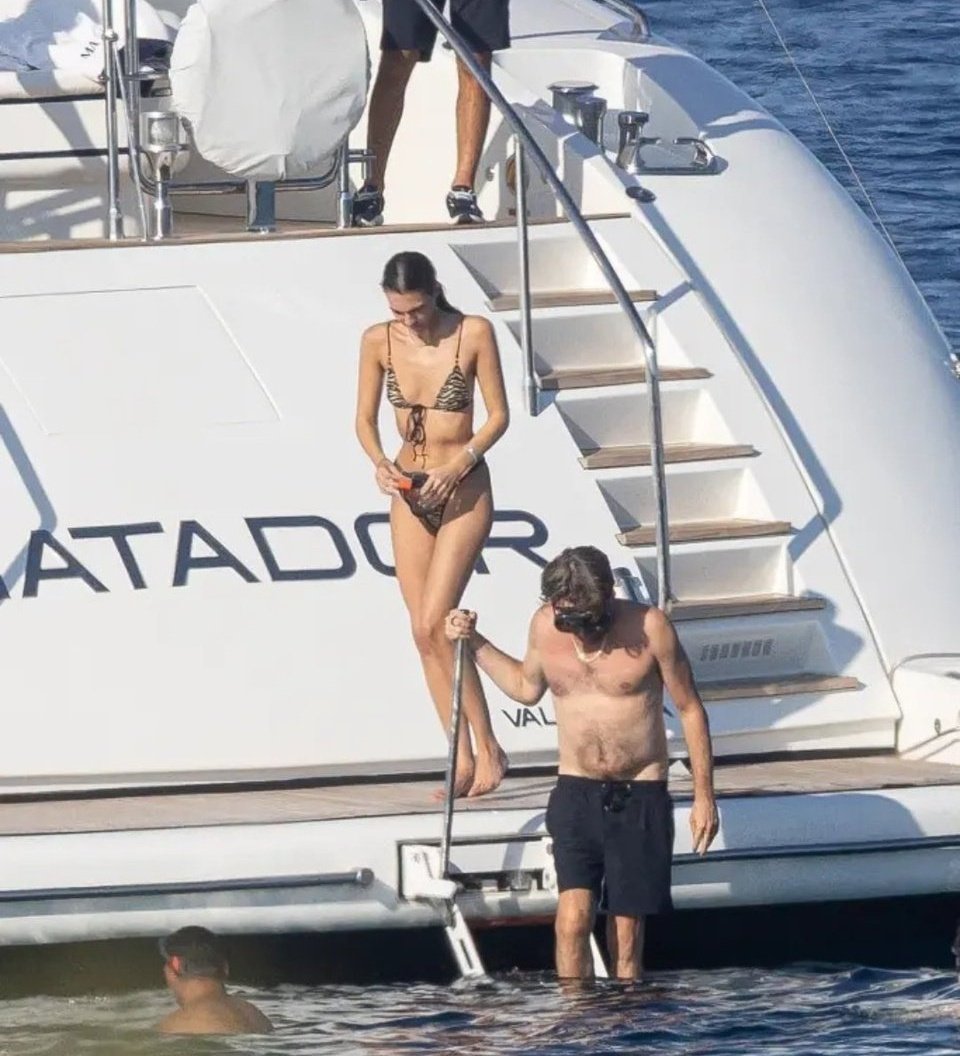 Popceleb1's tweet photo. 51 year old Leonardo  Dicaprio enjoying time with his 29 year old girlfriend Vittoria ceretti in Spain. https://t.co/Zfu7topdNc