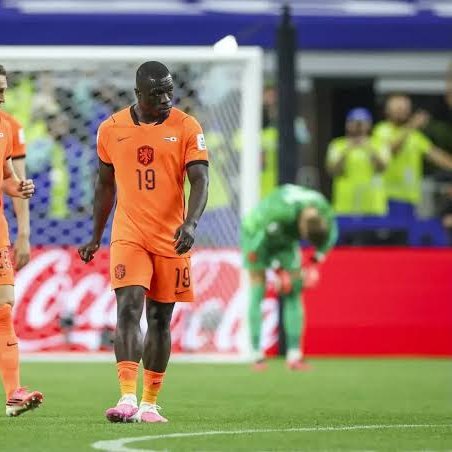 TuckerGringo's tweet photo. Prendí el partido de Holanda🇳🇱 vs Marruecos🇲🇦 y por un segundo pensé que estaba viendo un documental de cárcel.

Holanda tiene tantos negros con la camiseta naranja que parecen todos presos. https://t.co/824jBnwlkG