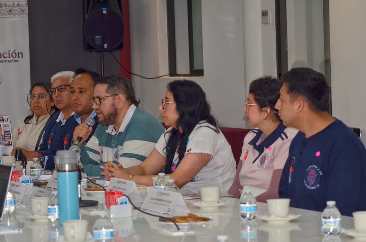 arturomedinap's tweet photo. Nos reunimos con integrantes del Colectivo Visibilizando a los Desaparecidos A.C., de Piedras Negras, Coahuila, para escuchar sus planteamientos y dar seguimiento a los acuerdos de trabajo.

Participaron el coordinador del Centro de Estudios Migratorios de la #UPMRIP, @NathanielRodrg4, la maestra Irene Mendoza de la Comisión Nacional de @Busqueda_MX , asi como el Director de #DDHH del @INAMI_mx.

Reafirmamos el compromiso del @GobiernoMX de mantener el diálogo permanente con quienes buscan a sus seres queridos, consolidar la coordinación interinstitucional y avanzar en la localización de personas desaparecidas, con enfoque de #DDHH.