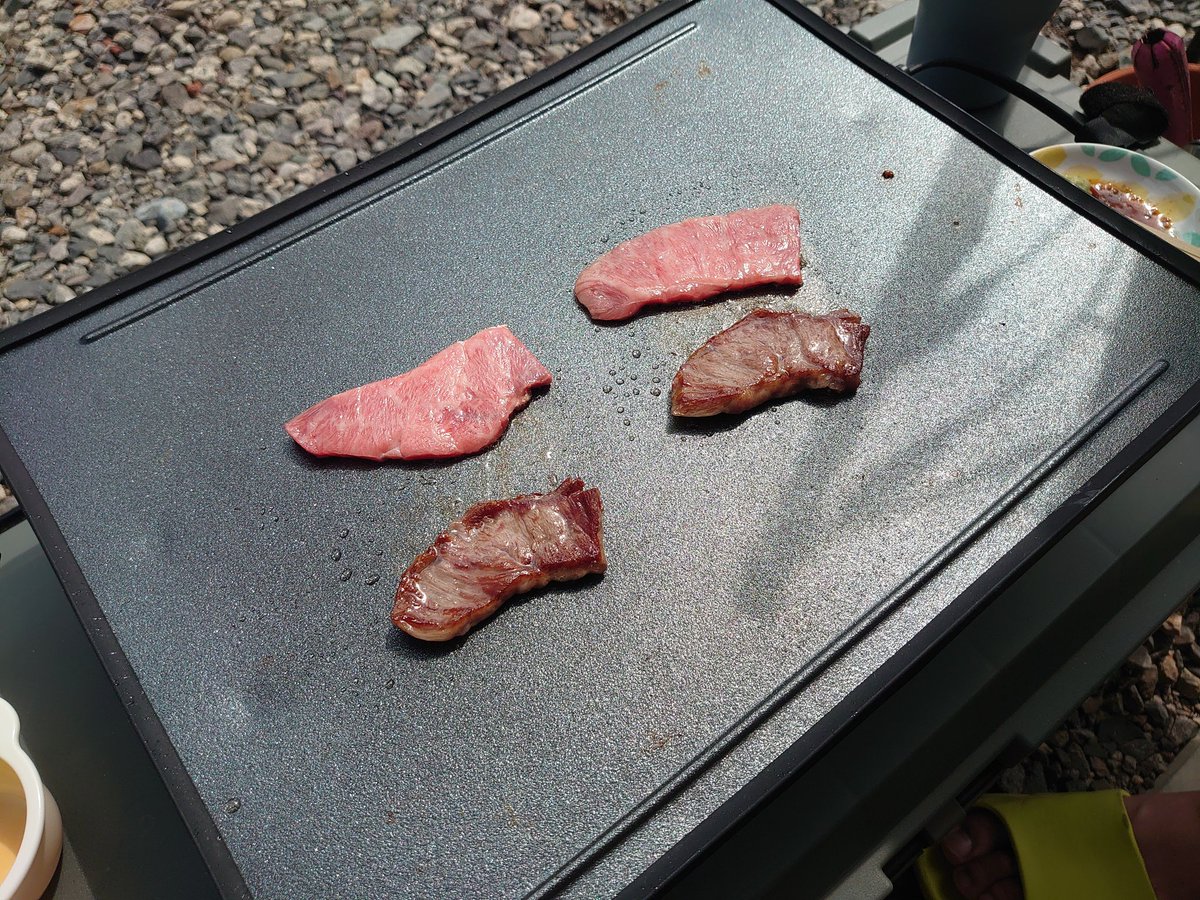 SR120621's tweet photo. 日曜日はお庭で焼肉♥️
暑くてしんどかったけど久しぶりの牛肉めちゃくちゃ美味しかった😂✨
この日はミスジ×2とイチボ×1と高級肉祭りだった😋
お友達からいただいたホットプレートめちゃくちゃ良き🤘

子供達の写真は土曜夜のやつ👧👧 https://t.co/ApPVLYJ06s
