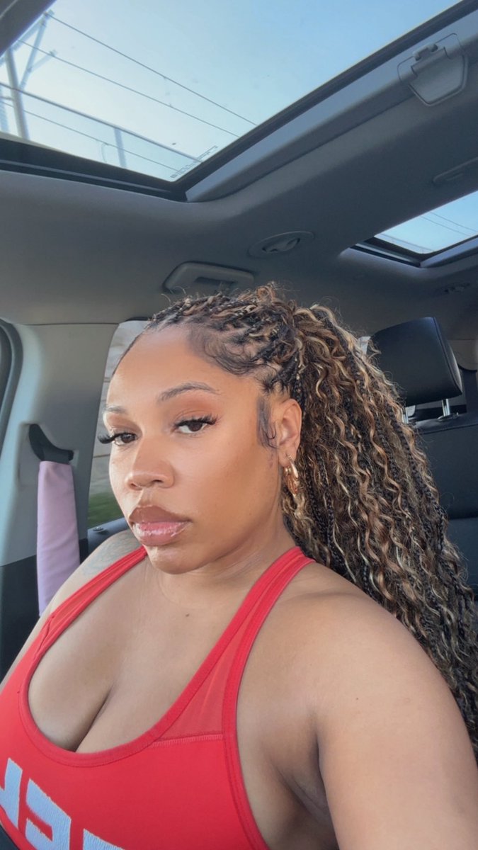 sydnerella's tweet photo. Blonde braid syd back ♥️ https://t.co/v2Ag9c0JYE
