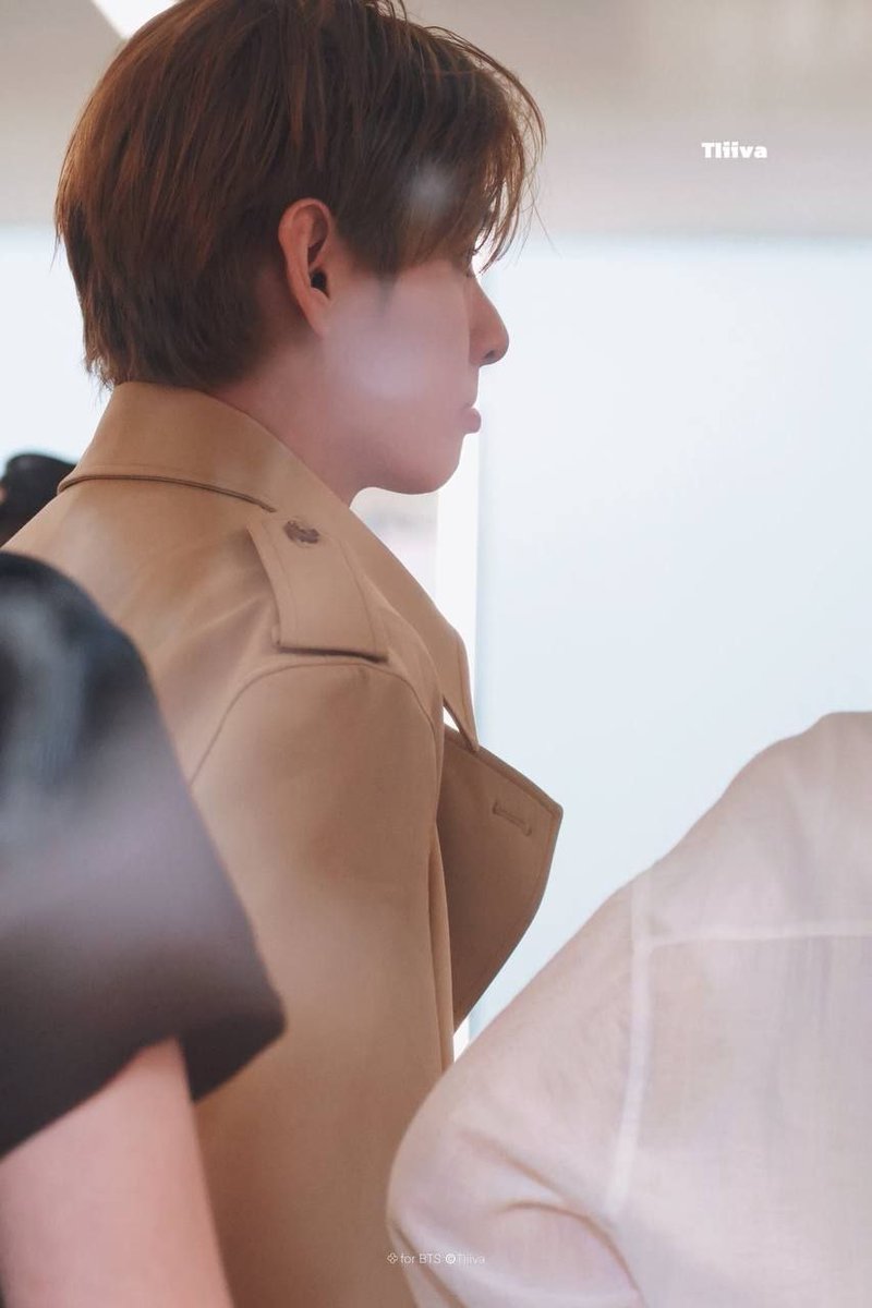 thvvs198588's tweet photo. @BTS_TIiiva @Romantic_Tae Every time I tell myself that they all look the same now, Taehyung's photos are starting to get repetitive and nothing new will come out for a while... then I open Twitter and fan accounts have already posted a bunch of new gorgeous photos again... 😭🥰
V FOR CELINE FASHION SHOW. https://t.co/oGm7TrP6fy