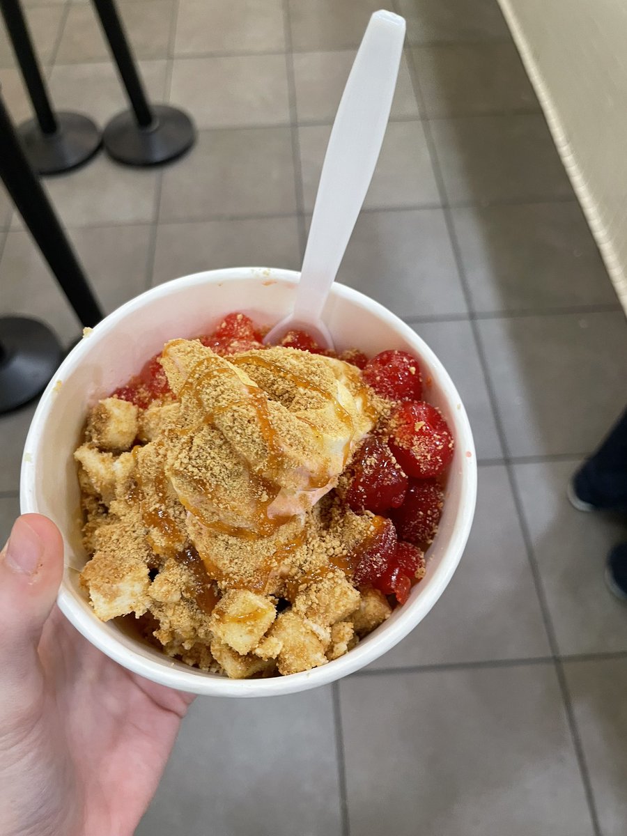 skintwt's tweet photo. froyo 🍦🍒 https://t.co/0kCpOh8pRu