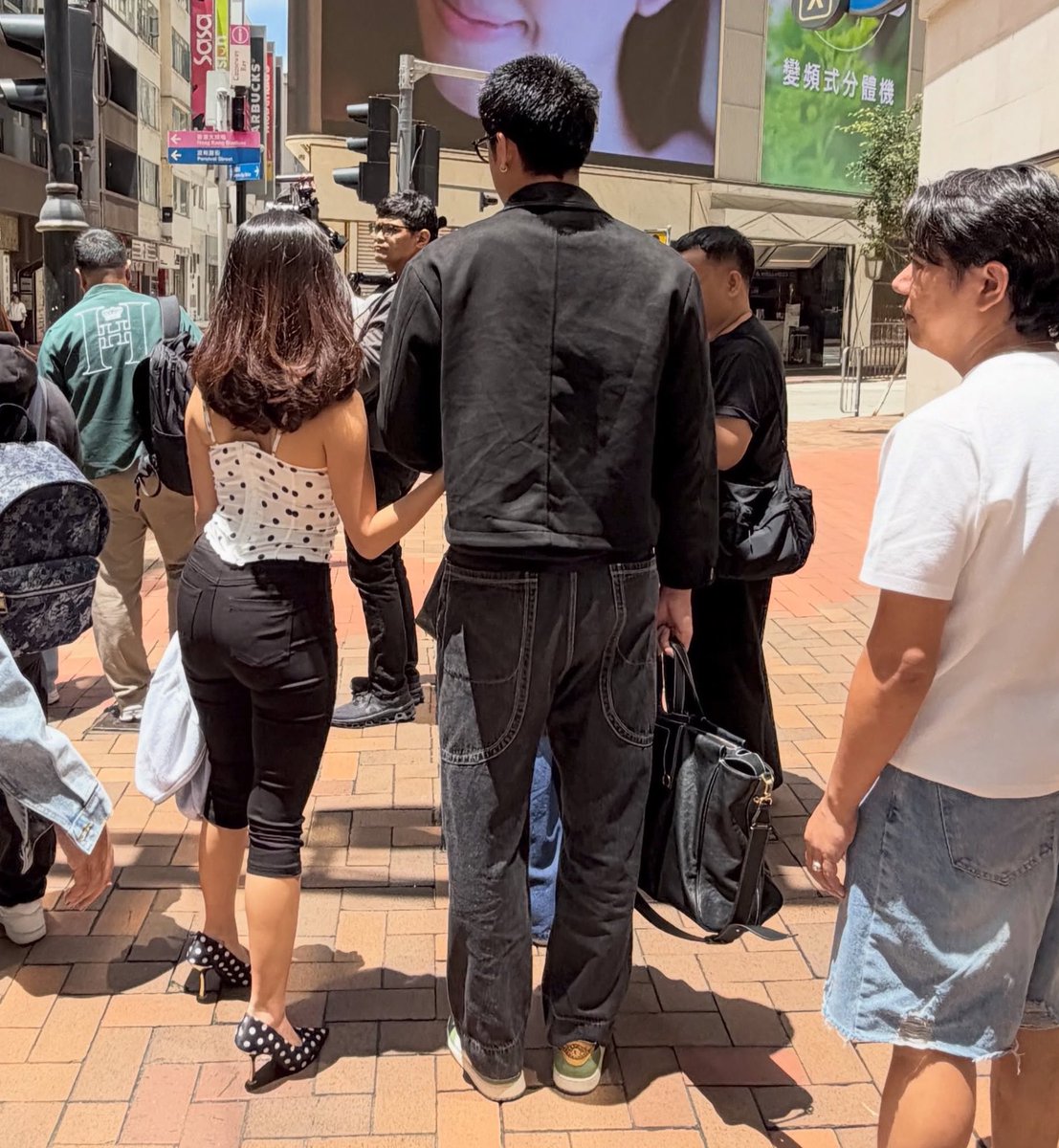 doughnbil's tweet photo. his girlfriend on one side and the bag of his girlfriend on the other 😌 YIE?!

(c) jake galvez https://t.co/UyMrtBpRuM