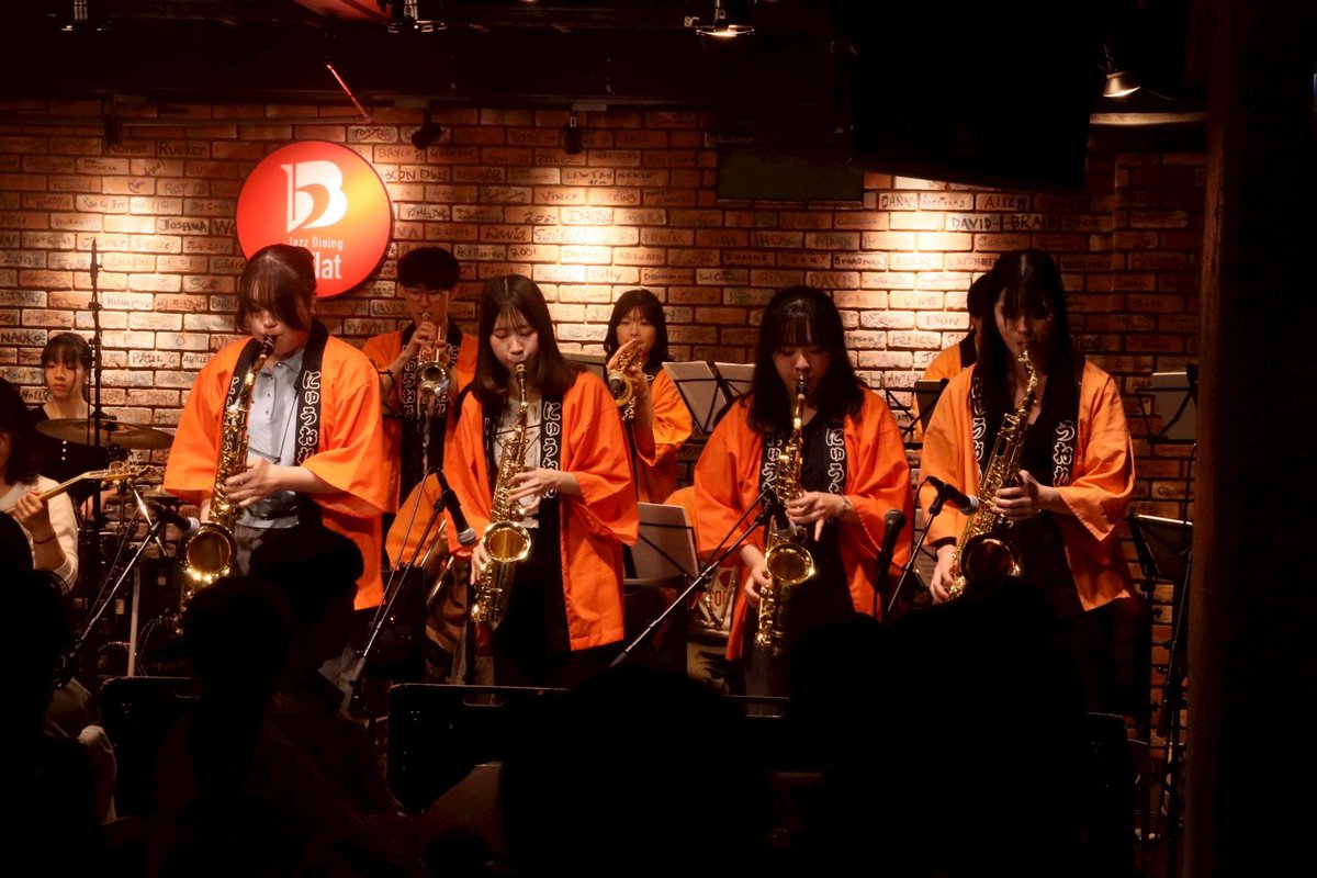 noso52's tweet photo. 【✉️活動報告】（Reg.）
6/28（日）にAKASAKA B-Flatにて行われました「New!!! Orange Churros」、無事に終演致しました！✨

足元の悪い中ご来場下さった皆様、
そして昨年度に引き続き共演して下さった立教大学 New Swingin' Herd様、主催のLos Guaracheros 様、ありがとうございました！！🌺✨ https://t.co/FrzSJyqnlh