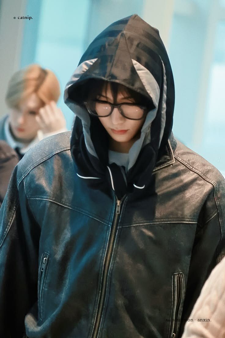 anxinspics's tweet photo. anxin wearing a hoodie and glasses is perfection ♡ https://t.co/AL1aWK9U41