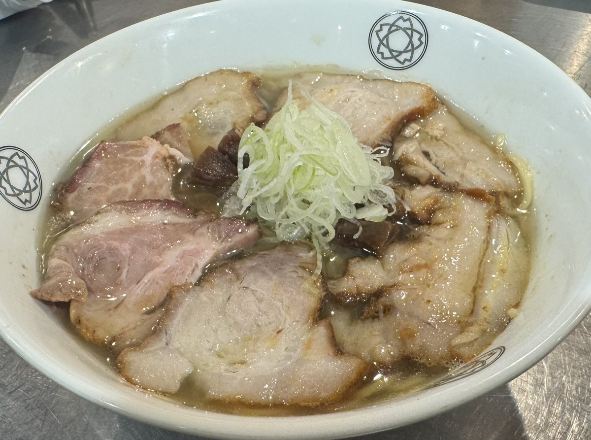 TOKYOTOUKA0805's tweet photo. 【6月30日】
いつもありがとうございます。
本日も『3種チャーシューの肉煮干し中華そば』をやります！
デフォスープも良い仕上がりです、よろしくお願い致します🔥

【営業時間】
・11:00-22:00

【限定】
・3種チャーシューの肉煮干し中華そば
・冷やしコク煮干そば

ご来店をお待ちしております🍜 https://t.co/J56kBMaP1g