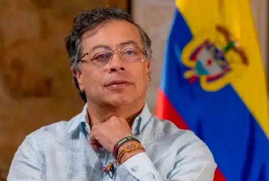 teleSURtv's tweet photo. 🚨 Colombia: Presidente Petro ordena "ofensiva total" contra la disidencia de las FARC 
🔴 El presidente Gustavo Petro anunció una operación en Cauca contra el EMC de "Iván Mordisco". Confirmó la derrota de dos de sus líderes y llamó a los jóvenes a abandonar las armas. 
#Colombia #Petro #FARC #EMC #teleSUR