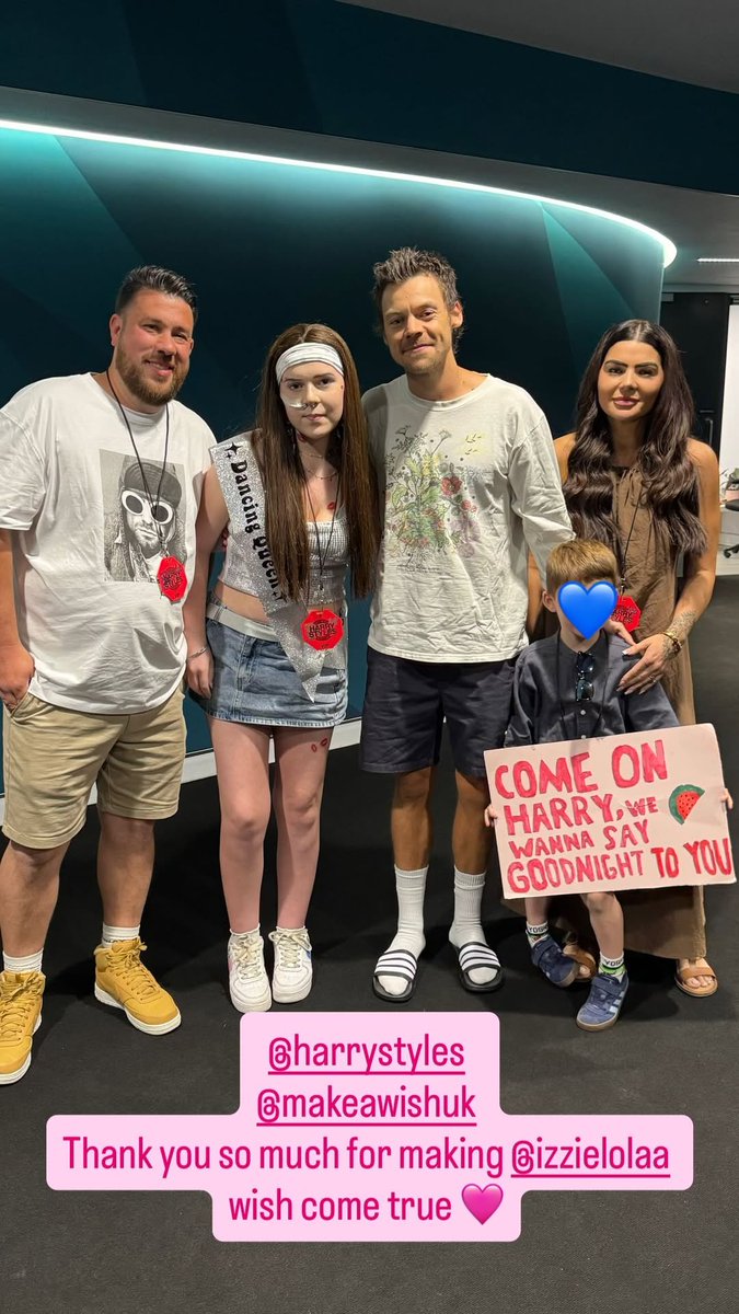 OT5Dailys's tweet photo. Harry Styles meeting Izzie and her family, a fan that got the chance to meet him backstage at Wembley thanks to Make-A-Wish UK!

via noveau_studios_walkden https://t.co/uQ9Jpr01TY