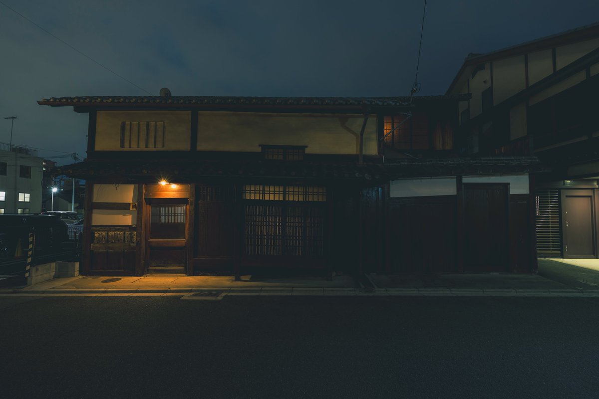 realdgame's tweet photo. ◤￣￣￣￣￣￣￣￣￣
　１公演１組限定
『謎の館からの脱出』
＿＿＿＿＿＿＿＿＿◢

1月開催分　団員先行販売中

約30年前に起きたおぞましい殺人事件。
真相を明らかにできるのは、あなただけ。
この館のすべての謎を解き明かせ。

▽#京都館脱出 のご予約はこちら
https://t.co/YfvC2f18XF https://t.co/L9WVfvMEFy