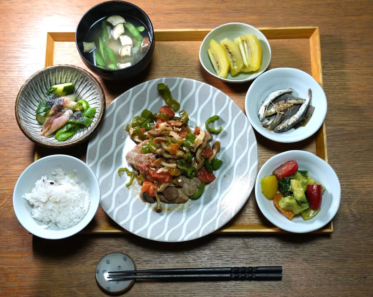 adf_marica's tweet photo. 【昨日の夜ごはん献立】

#豚ナポリ
　（しめじ、🫑、🍅、🧄）
▪️おみそ汁
　（インゲン、ナス、エノキ）
▪️🥑ときゅうりのナムル（🍅）
▫️ぬか漬け
　（ナス、ピーマン、きゅうり）
🥝

#おうちごはん 
#だしソムリエ 
#dashi https://t.co/DiY23mtBZ3