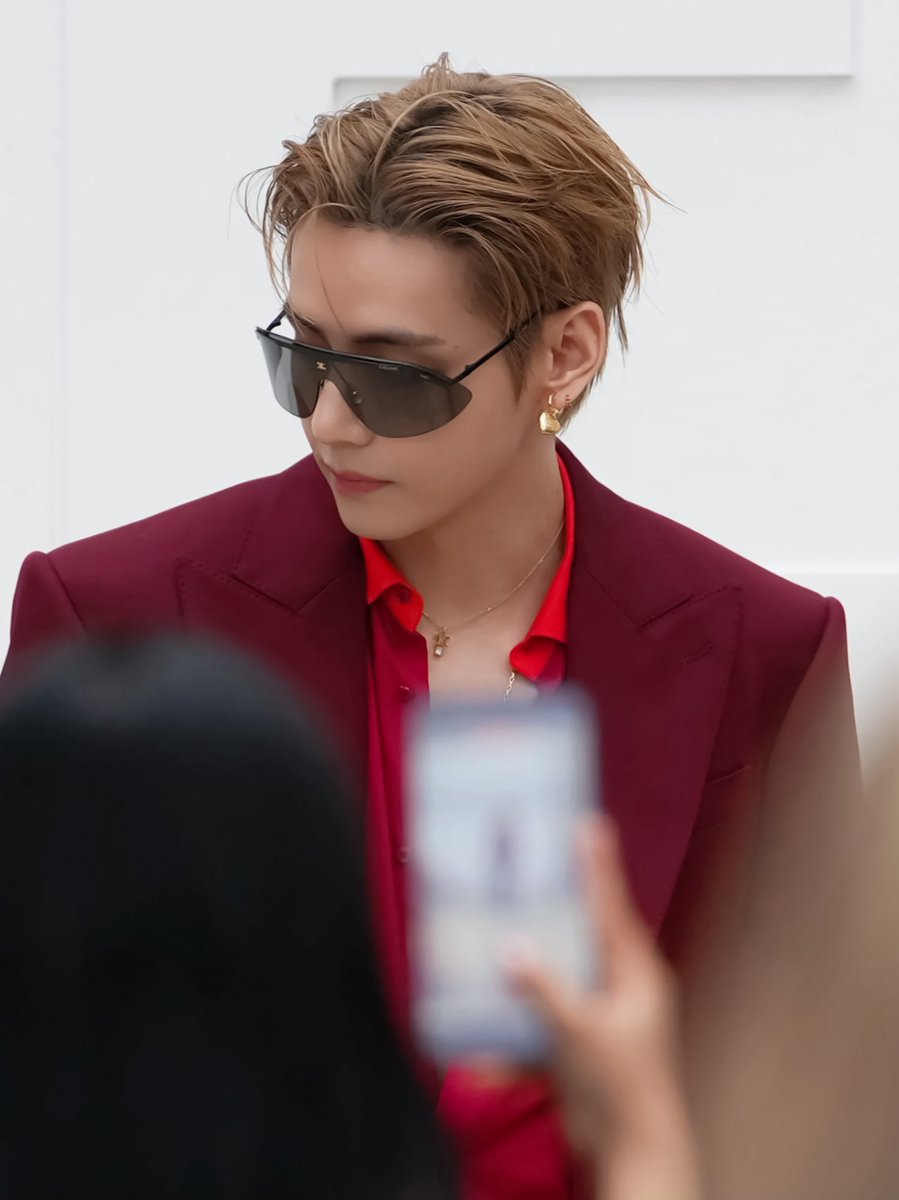 BTSV_TH's tweet photo. Vogue France ถอดรหัสปรากฏการณ์ ‘วี BTS’ ผู้ปลุกกระแสความฮือฮาใน Men’s Fashion Week Spring/Summer 2027 

Vogue France เผยแพร่บทความพิเศษถอดรหัสปรากฏการณ์ของ ‘วี BTS’ หลังสร้างปรากฏการณ์ความสำเร็จระดับ “Triomphe” ในแฟชั่นโชว์เสื้อผ้าบุรุษคอลเล็กชัน Printemps/Été 2027 (Spring/Summer 2027) ของ Celine ซึ่งเป็นคอลเล็กชันแรกภายใต้การนำของผู้อำนวยการฝ่ายสร้างสรรค์คนใหม่ Michael Rider

นิตยสารเล่าว่า ตั้งแต่ช่วงเช้าตรู่ เหล่า A.R.M.Y จากหลายประเทศต่างพากันมาปักหลักรอด้านนอกสถานที่จัดงานหลายชั่วโมง ก่อนแฟชั่นโชว์จะเริ่ม ท่ามกลางบรรยากาศที่ยังคงเงียบสงบ 

แต่ทันทีที่รถของ V เดินทางมาถึง ทุกอย่างก็เปลี่ยนไปในพริบตา เพียงประตูรถเปิดออก เสียงกรี๊ดต้อนรับก็ดังกึกก้องไปทั่วบริเวณ จนทุกคนรับรู้ได้ทันทีว่า ซูเปอร์สตาร์ V ได้มาถึงแล้ว สะท้อนอิทธิพลและพลังการสนับสนุนจากแฟน ๆ ที่ทำให้การปรากฏตัวของเขากลายเป็นหนึ่งในช่วงเวลาที่ถูกจับตามองที่สุดของงาน 

V ปรากฏตัวในโททัลลุคจาก Celine พร้อมสัญลักษณ์ Triomphe อันเป็นเอกลักษณ์ของแบรนด์ ก่อนเปลี่ยนลุคเข้าร่วมงาน After-Party ตอกย้ำภาพลักษณ์ในฐานะแบรนด์แอมบาสเดอร์ระดับโลก 

Vogue France ยังอ้างอิงข้อมูลจาก Talkwalker ระบุว่า ภายในเวลาเพียง 2 ชั่วโมง V สร้างยอด Engagement กว่า 7.5 ล้านครั้ง และมียอด Mentions มากกว่า 2.2 ล้านครั้ง ผ่านแฮชแท็กอย่างเป็นทางการของงาน

และเมื่อ Loïc Prigent ผู้สร้างสรรค์ภาพยนตร์สารคดีแฟชั่นชื่อดัง ได้เอ่ยถามเขาว่าคิดอย่างไรเกี่ยวกับกระแสความคลั่งไคล้และการตอบรับอย่างอบอุ่นจากแฟนๆ ชาวยุโรป ซูเปอร์สตาร์หนุ่มตอบกลับอย่างเรียบง่ายทว่าเปี่ยมด้วยใจจริงว่า เขารู้สึกเป็นเกียรติอย่างยิ่งที่ได้รับแรงสนับสนุนมากมายขนาดนี้ ก่อนเตรียมกลับมาพบแฟน ๆ อีกครั้งในเวิลด์ทัวร์ของ BTS ที่กรุงปารีสในเดือนกรกฎาคมนี้

Source: 
🔗https://t.co/W3pmWDeA9T

V FOR CELINE FASHION SHOW 
TAEHYUNG TAEHYUNG 

#TAEHYUNGxCELINE #CELINESS27
#VxCelineSS27 @celineofficial