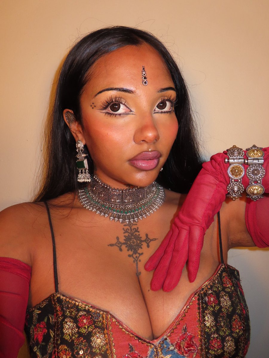 rani_pnnani's tweet photo. do I look arab or latina https://t.co/TZljPHvFJT