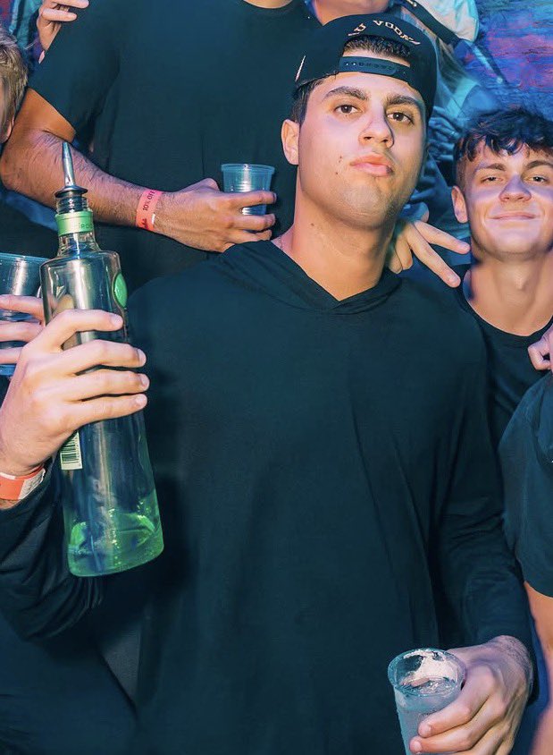 athensreaper's tweet photo. The male bartender who blows you off the entire night: https://t.co/iJzytHPBDA