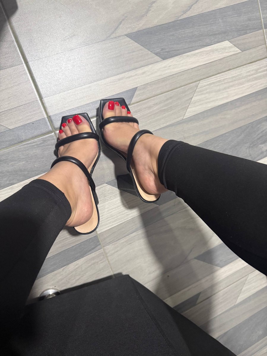 carolinapiess's tweet photo. Que tal se me ven estos tacones? https://t.co/NjiBLXihwa