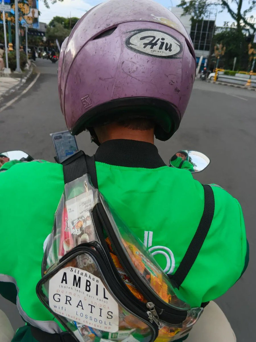 mamahmuda1_'s tweet photo. Salut banget sama Bapak Grab Di Malang sediain begini buat penumpangnya Gratis kata bapaknya ada Wifi, Air minum, Obat batuk, bahkan tisue.
cc: icadolatv https://t.co/VtMzHwCR2d