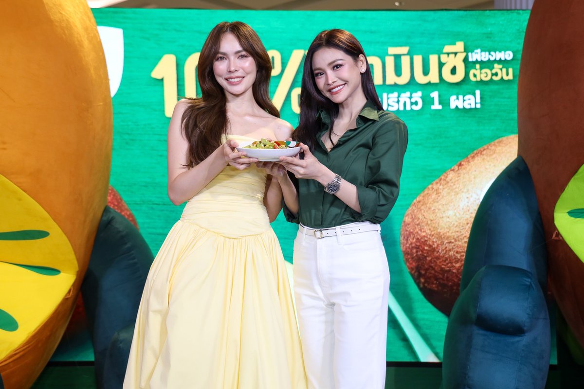 ANiceEnt's tweet photo. ฟินห้างแตก “เซสปรีกีวี” ดึง“ชาลอต” ปลุกกระแสเฮลตี้
เปิดฉาก “ฤดูกาล Zespri Kiwifruit 2026” เซอร์ไพรส์จัดเต็ม!

#ชาล็อตออสติน #CharlotteAustin
#ZespriTHXCharlotte
#ZespriThailand #ZespriKiwifruit
 
​เปิดฉากยิ่งใหญ่! เซสปรีกีวี สตาร์ทความปังรับต้นฤดูกาลด้วยการคว้าตัวนางงามสุดฮอต ‘ชาลอต ออสติน’ ดีกรีความฟินระดับโลก มาร่วมเปิดประสบการณ์ความสดชื่น หวานฉ่ำ พร้อมเซอร์ไพรส์จาก ‘อิงฟ้า วราหะ’ ในงาน “เปิดฤดูกาล Zespri Kiwifruit 2026” สุดยิ่งใหญ่ พร้อมเปิดตัวแคมเปญ Brothers Battle ที่เตรียมศิลปินคู่หู คู่ซื้ 4 คนมาให้คนรักสุขภาพได้ติดตามและร่วมกิจกรรมตลอดฤดูกาลนี้ ซึ่งจัดขึ้นโดย Zespri Kiwifruit Thailand ผู้นำด้านการตลาดกีวีระดับโลกจากประเทศนิวซีแลนด์ งานนี้ทำเอาแฟน ๆ มาให้กำลังใจแน่น  Central Park Bangkok ลาน The Sky Hall ชั้น 1  เมื่อวันก่อน จนแฮชแท็ก #ZespriTHXCharlotte พุ่งติดเทรนด์ X อันดับ 1
​
🔗https://t.co/GhCeUeiGw8