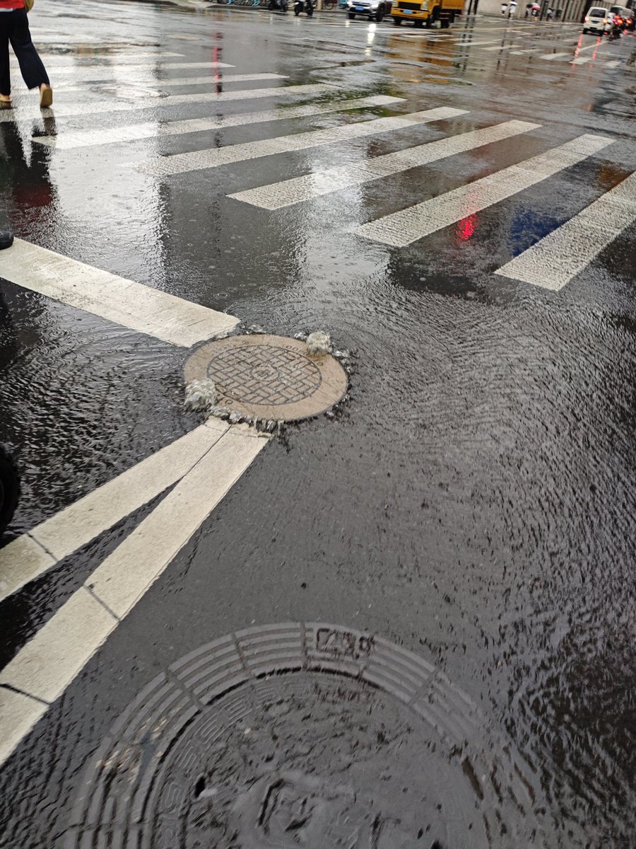 r5BS7hiQBS36761's tweet photo. On my way to work, it was raining heavily and my feet were soaked. My mood was very bad, but seeing Mable's encouragement, I regained my energy.❤️❤️🍁
#mablesiriwalee
#mable https://t.co/S5WM10OoC3