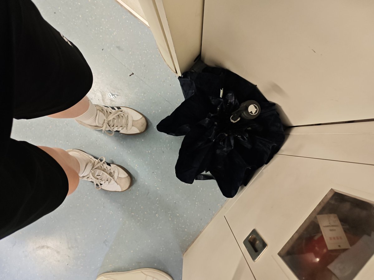 r5BS7hiQBS36761's tweet photo. On my way to work, it was raining heavily and my feet were soaked. My mood was very bad, but seeing Mable's encouragement, I regained my energy.❤️❤️🍁
#mablesiriwalee
#mable https://t.co/S5WM10OoC3