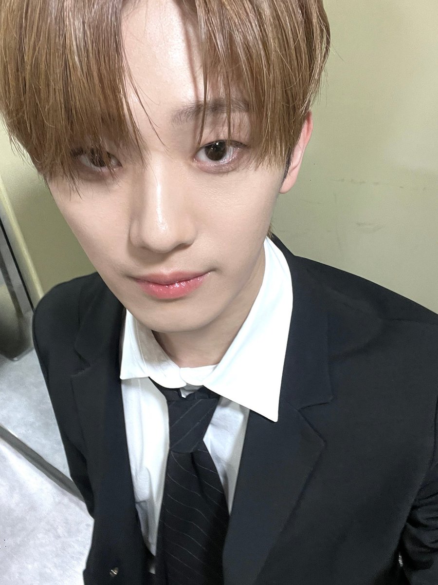 ZERO_YYJ's tweet photo. 수트입은 날 너무 예뻣슨… 영준이도 맘에 들었나보넹? https://t.co/Bq8EchSUIV
