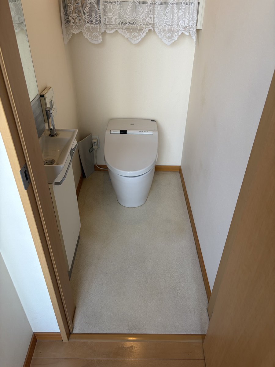 APShomes2841's tweet photo. トイレの取替をしました。TOTOネオレストからネオレストへ。タンクがなくお掃除がしやすいです。追加で床CFの張替もしました。工事は１日で終わります。水廻りの悩み・ご相談お待ちしています。 https://t.co/5PxykPk8TI