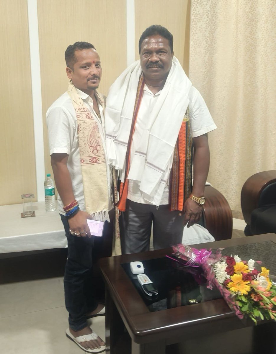 9078Subrat's tweet photo. ମାନ୍ୟବର ଗ୍ରାମ୍ୟ ଉନ୍ନୟନ, ପଞ୍ଚାୟତି ରାଜ ଏବଂ ପାନୀୟ ଜଳ ମନ୍ତ୍ରୀ ତଥା ମୋର ପ୍ରିୟ ବଡ଼ ଭାଇ @Mr_Rabinarayan_Nayak ଭାଇଙ୍କ ପବିତ୍ର ଜନ୍ମଦନରେ ହାର୍ଦ୍ଧିକ ଶୁଭେଚ୍ଛା ଓ ଅଭିନନ୍ଦନ। ମହାପ୍ରଭୁ ଶ୍ରୀଜଗନ୍ନାଥ ତାଙ୍କୁ ଦୀର୍ଘ ଜୀବନ ଓ ଉତ୍ତମ ସ୍ୱାସ୍ଥ୍ୟ ପ୍ରଦାନ କରନ୍ତୁ, ଏହା ହିଁ ଆପଣଙ୍କ ନିକଟରେ ମୋର କାମନା।
#HappyBirthdayBhai https://t.co/K3fCJBefFV