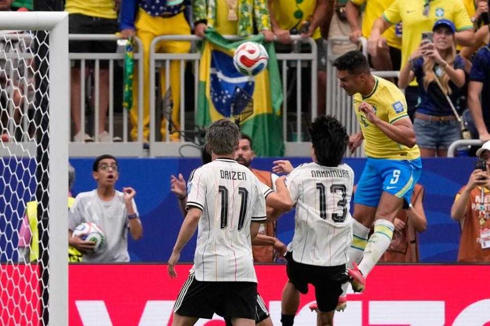 yibingsg's tweet photo. 世界杯巴西2:1绝杀日本后，才发现日本足球真正可怕的地方！

世界杯16强战，日本1:2遭巴西补时绝杀，无缘八强。
虽然输了比赛，但看完整场比赛后，很多球迷都有一个共同的感受：如今的日本足球，已经具备了与世界顶级强队正面对抗的实力。
比起结果，更值得关注的是日本足球这些年究竟做对了什么。

第一，技术已经达到世界一流水平。
面对以技术著称的巴西，日本球员丝毫不怯场，传控流畅、处理球合理，佐野海舟的进球更是个人能力与团队配合的完美体现。曾经亚洲球队依赖身体和拼劲，如今日本已经真正走上技术足球的发展道路。

第二，战术执行力堪称教科书。
面对巴西持续施压，日本始终保持严密阵型，补位及时、防守有序，即便被扳平比分，也没有因为慌乱而失去战术纪律。整场比赛，他们始终按照自己的节奏比赛，这种执行力正是强队的重要标志。

第三，体能和意志力令人敬佩。
90多分钟高强度对抗，日本球员始终保持积极跑动。比赛最后阶段，不少球员已经抽筋，却依旧拼命回防，坚持到最后一分钟。虽然最终遭遇绝杀，但这种永不放弃的精神赢得了世界尊重。

第四，敢于与强队对攻。
面对五届世界杯冠军巴西，日本没有摆大巴，而是主动高位逼抢、积极进攻，敢于控球、敢于突破、敢于创造机会。这种比赛态度，比结果更加难能可贵。

第五，也是最重要的一点：日本足球赢在体系。
成熟的职业联赛、完善的青训体系、大批旅欧球员、先进的足球理念，多年的持续投入终于开花结果。今天这支日本队，并不是靠某一代天才球员，而是整个足球体系共同培养出来的成果。
一场失利掩盖不了进步。

对于亚洲足球来说，日本最大的启示从来不是某一场比赛如何踢，而是几十年来始终坚持正确的发展方向。只有重视青训、尊重足球规律、完善联赛体系、培养更多优秀球员，亚洲球队才有机会真正站稳世界舞台。

输给巴西并不可怕，可怕的是别人输了还能看到未来，而我们至今仍在寻找未来。