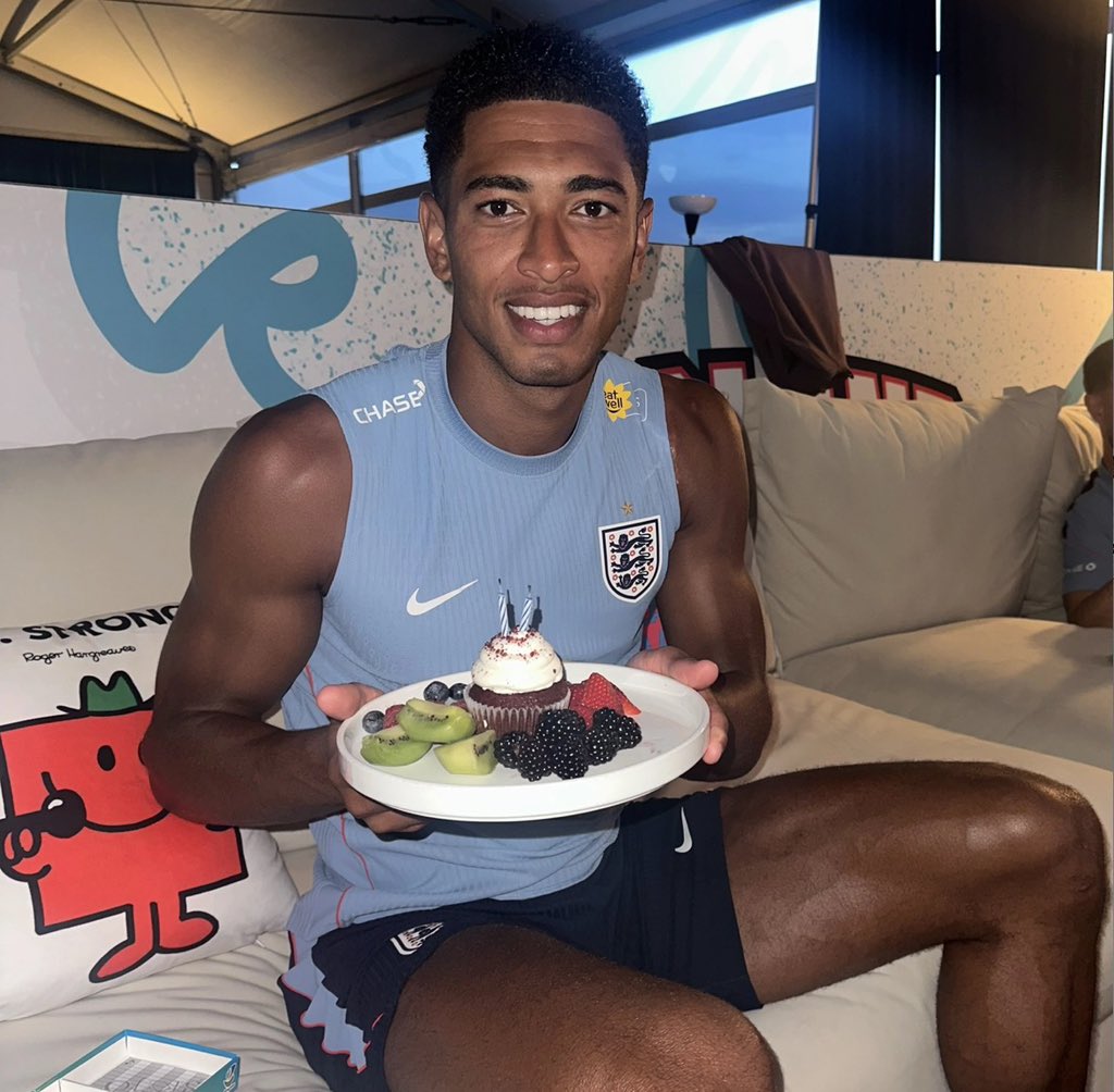 luvbellinghm's tweet photo. awww they gave him a tiny cupcake again 😭😭😭🤍 https://t.co/BxGCrVMVto