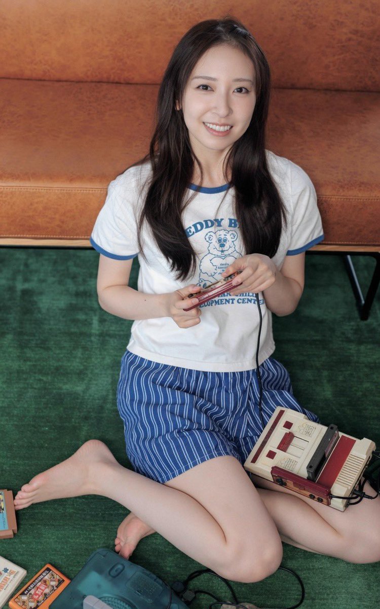 LOVEidolSOLE's tweet photo. 室内での撮影は裸足でお願いしたいね♡ https://t.co/8xdG1lKHxt