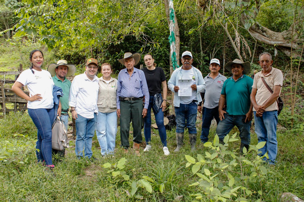 AgenciaTierras's tweet photo. La #ReformaAgraria sigue avanzando en Norte de Santander. Los asociados de ASOPROAGROCOP recibieron de manos de la Agencia Nacional de Tierras 55 hectáreas en el municipio de La Esperanza.

Entre los integrantes de esta asociación se encuentran 25 mujeres campesinas que hoy hacen parte de este importante logro colectivo. Junto a los demás asociados, seguirán trabajando estas tierras, mientras el Gobierno del presidente @petrogustavo continúa jugándosela por el campo.