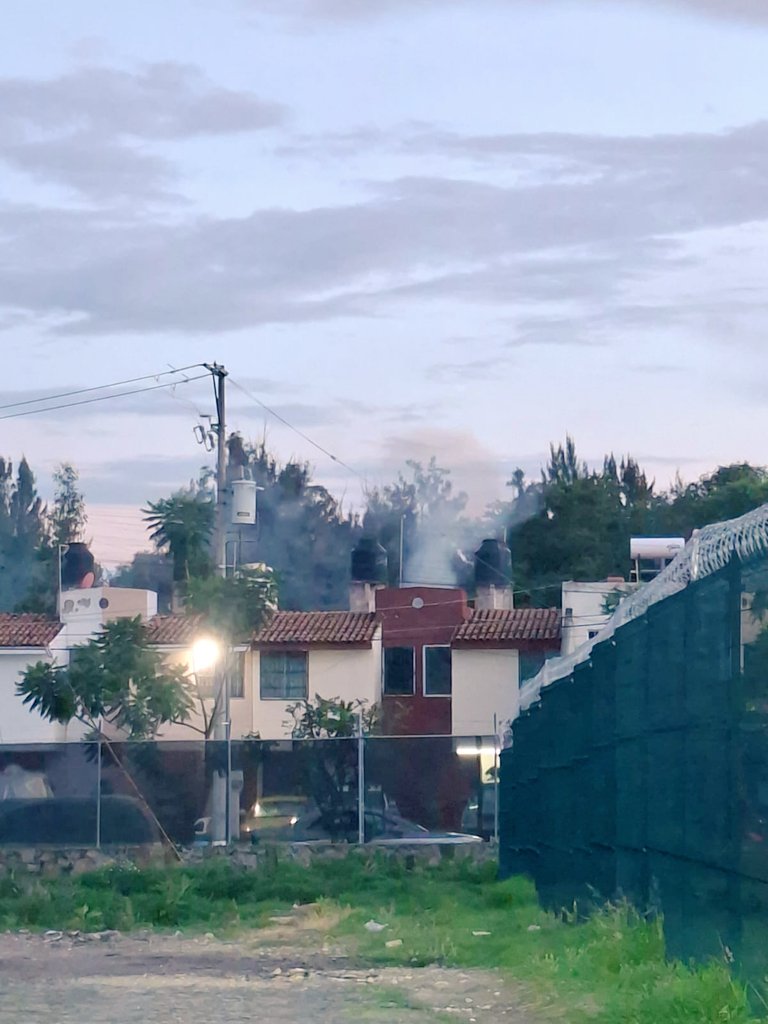 kamyla's tweet photo. Incencendio entre calle privada las flores y Villa caracol cerca de av mateo del regil, al norte de  Santa Ana Tepetitlan @traficozmg pueden apoyarnos con bomberos https://t.co/co3RVOpptO