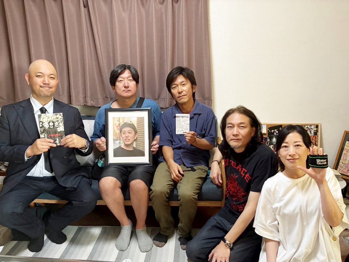 NIBS_SHIDEYA's tweet photo. ferocious attackの3人(たけしは欠席)とえっちゃん家。
大ちゃんとジョニーは元スピロヘータ、ジョニーとこの家で会うのは何十年振りで懐かしい話や覚えてない話、俺は知らなかった話などなど色々えっちゃんの部屋で話してたら大量のチケットの半券を発見。 https://t.co/h0sGoldrT4