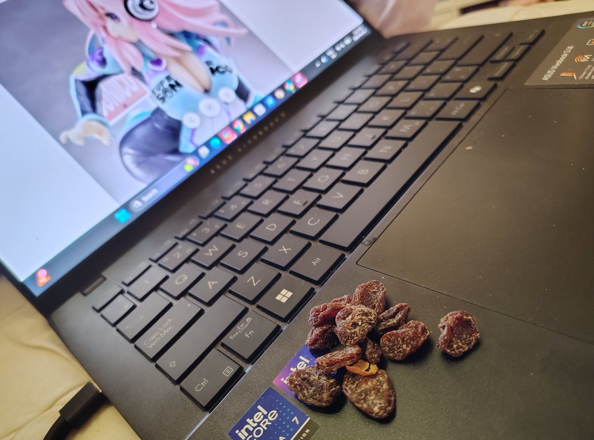 Slooblez's tweet photo. Whenever I get the raisins in the trail mix I put them on the puter' 😂✌️ https://t.co/DG7VTx2aHq