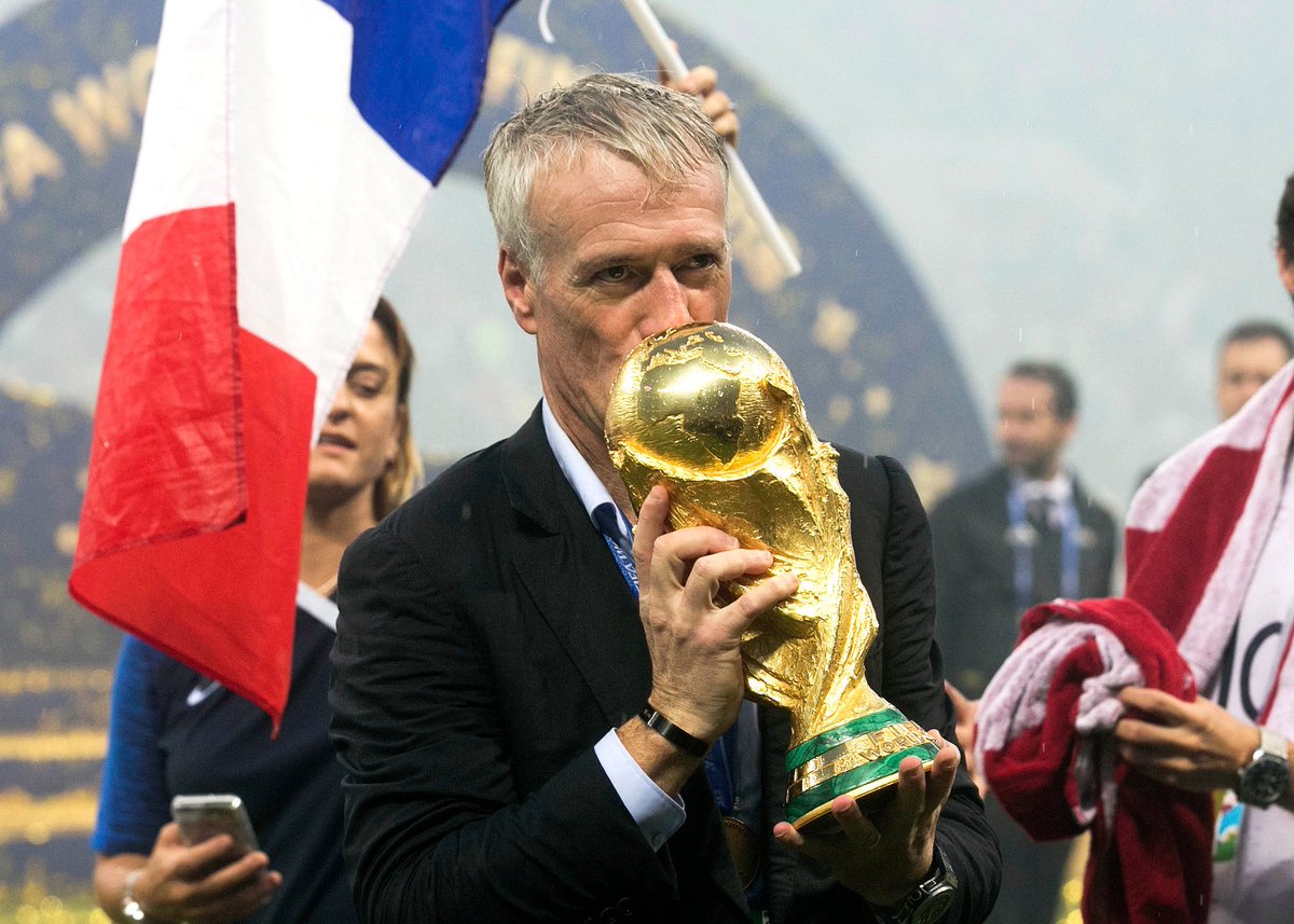 _BeFootball's tweet photo. ON SE REND PAS ENCORE COMPTE DE LA CHANCE QU’ON A EU D’AVOIR DESCHAMPS 🇫🇷🤯

Lisez seulement à quel point il inspire le respect chez TOUS LES SÉLECTIONNEURS DE LA PLANETE 🌍🙏:

Luis de la Fuente 🇪🇸 : « Autant d’années consécutives en poste, cela me paraît pratiquement impossible. 𝗖𝗲𝗹𝗮 𝗿𝗲𝗻𝗱 𝗹𝗲 𝗺𝗲́𝗿𝗶𝘁𝗲 𝗱𝗲 𝗗𝗶𝗱𝗶𝗲𝗿 𝗲𝗻𝗰𝗼𝗿𝗲 𝗽𝗹𝘂𝘀 𝗴𝗿𝗮𝗻𝗱. Évidemment que Deschamps a laissé sa trace dans l’histoire. »

Mauricio Pochettino 🇦🇷 : « 𝗖̧𝗮 𝗺𝗲 𝗽𝗮𝗿𝗮𝗶̂𝘁 𝗱𝗶𝗳𝗳𝗶𝗰𝗶𝗹𝗲 𝗾𝘂’𝘂𝗻 𝗮𝘂𝘁𝗿𝗲 𝘀𝗲́𝗹𝗲𝗰𝘁𝗶𝗼𝗻𝗻𝗲𝘂𝗿 𝗽𝘂𝗶𝘀𝘀𝗲 𝗲́𝗴𝗮𝗹𝗲𝗿 𝗰𝗲 𝗾𝘂𝗲 𝗗𝗶𝗱𝗶𝗲𝗿 𝗮 𝗿𝗲́𝗮𝗹𝗶𝘀𝗲́. 𝗜𝗹 𝗲𝘀𝘁 𝘂𝗻𝗶𝗾𝘂𝗲, 𝗰𝗼𝗺𝗺𝗲 𝗲𝗻𝘁𝗿𝗮𝗶̂𝗻𝗲𝘂𝗿 𝗲𝘁 𝗰𝗼𝗺𝗺𝗲 𝗶𝗻𝗱𝗶𝘃𝗶𝗱𝘂. »

Julian Nagelsmann 🇩🇪 : « Connaître le succès sur une aussi longue période, j’admire. 𝗗𝗲𝘀𝗰𝗵𝗮𝗺𝗽𝘀 𝗮 𝗺𝗮𝗿𝗾𝘂𝗲́ 𝘂𝗻𝗲 𝗲́𝗽𝗼𝗾𝘂𝗲 𝗮𝘂 𝗽𝗹𝘂𝘀 𝗵𝗮𝘂𝘁 𝗻𝗶𝘃𝗲𝗮𝘂. 𝗦𝗲𝘂𝗹𝘀 𝗱𝗲𝘀 𝘁𝗲𝗰𝗵𝗻𝗶𝗰𝗶𝗲𝗻𝘀 𝘃𝗿𝗮𝗶𝗺𝗲𝗻𝘁 𝗲𝘅𝗰𝗲𝗽𝘁𝗶𝗼𝗻𝗻𝗲𝗹𝘀 𝘆 𝗽𝗮𝗿𝘃𝗶𝗲𝗻𝗻𝗲𝗻𝘁. »

Carlo Ancelotti 🇮🇹 : « 𝗗𝗶𝗱𝗶𝗲𝗿 𝗮 𝗲́𝘁𝗲́ 𝗰𝗮𝗽𝗮𝗯𝗹𝗲 𝗱𝗲 𝘀’𝗮𝗱𝗮𝗽𝘁𝗲𝗿 𝗮𝘂𝘅 𝗰𝗵𝗮𝗻𝗴𝗲𝗺𝗲𝗻𝘁𝘀 𝗱𝗲 𝗰𝗮𝗿𝗮𝗰𝘁𝗲́𝗿𝗶𝘀𝘁𝗶𝗾𝘂𝗲𝘀 𝗱𝗲𝘀 𝗷𝗼𝘂𝗲𝘂𝗿𝘀 𝗳𝗿𝗮𝗻𝗰̧𝗮𝗶𝘀 𝘁𝗼𝘂𝘁 𝗲𝗻 𝗰𝗼𝗻𝘀𝗲𝗿𝘃𝗮𝗻𝘁 𝘂𝗻𝗲 𝗲́𝗾𝘂𝗶𝗽𝗲 𝘁𝗿𝗲̀𝘀 𝗯𝗶𝗲𝗻 𝗼𝗿𝗴𝗮𝗻𝗶𝘀𝗲́𝗲 𝗱’𝘂𝗻 𝗽𝗼𝗶𝗻𝘁 𝗱𝗲 𝘃𝘂𝗲 𝗱𝗲́𝗳𝗲𝗻𝘀𝗶𝗳. »

Emerse Faé 🇨🇮 : « j’espère avoir le quart de ce qu’il a eu, de ce qu’il a fait. Ce serait énorme. »

Moriyasu 🇯🇵 : « Je suis sûr qu’il continuera de gagner, où qu’il aille après la Coupe du monde. Ses records parlent pour lui. »

Koeman 🇳🇱 : « 𝗗𝗶𝗱𝗶𝗲𝗿 𝗽𝗲𝘂𝘁 𝗲̂𝘁𝗿𝗲 𝗲𝘅𝘁𝗿𝗲̂𝗺𝗲𝗺𝗲𝗻𝘁 𝗳𝗶𝗲𝗿 𝗱𝗲 𝘀𝗼𝗻 𝗽𝗮𝗿𝗰𝗼𝘂𝗿𝘀 𝗮̀ 𝗹𝗮 𝘁𝗲̂𝘁𝗲 𝗱𝗲 𝗹’𝗲́𝗾𝘂𝗶𝗽𝗲 𝗱𝗲 𝗙𝗿𝗮𝗻𝗰𝗲, 𝗶𝗹 𝗲𝘀𝘁 𝘂𝗻 𝗳𝗼𝗿𝗺𝗶𝗱𝗮𝗯𝗹𝗲 𝗮𝗺𝗯𝗮𝘀𝘀𝗮𝗱𝗲𝘂𝗿 𝗱𝘂 𝗳𝗼𝗼𝘁 𝗱𝗲 𝘃𝗼𝘁𝗿𝗲 𝗽𝗮𝘆𝘀. »

Rudi Garcia 🇫🇷 : « 𝗣𝗼𝘂𝗿 𝗺𝗼𝗶, 𝗰’𝗲𝘀𝘁 𝗹’𝘂𝗻 𝗱𝗲𝘀 𝗺𝗲𝗶𝗹𝗹𝗲𝘂𝗿𝘀 𝗲𝗻𝘁𝗿𝗮𝗶̂𝗻𝗲𝘂𝗿𝘀 𝗳𝗿𝗮𝗻𝗰̧𝗮𝗶𝘀 𝗱𝗲 𝘁𝗼𝘂𝘀 𝗹𝗲𝘀 𝘁𝗲𝗺𝗽𝘀, 𝘀𝗶 𝗰𝗲 𝗻’𝗲𝘀𝘁 𝗹𝗲 𝗺𝗲𝗶𝗹𝗹𝗲𝘂𝗿. Il mérite une statue pour ce qu’il a fait pour le football français.

Zlatko Dalic 🇭🇷 : « 𝗦𝗲𝘀 𝗿𝗲́𝘀𝘂𝗹𝘁𝗮𝘁𝘀 𝗼𝗻𝘁 𝗲́𝘁𝗲́ 𝗿𝗲𝗺𝗮𝗿𝗾𝘂𝗮𝗯𝗹𝗲𝘀, 𝗲𝘁 𝗷’𝗲𝘀𝗽𝗲̀𝗿𝗲 𝗾𝘂’𝗶𝗹𝘀 𝘀𝗼𝗻𝘁 𝗮𝗽𝗽𝗿𝗲́𝗰𝗶𝗲́𝘀 𝗮̀ 𝗹𝗲𝘂𝗿 𝗷𝘂𝘀𝘁𝗲 𝘃𝗮𝗹𝗲𝘂𝗿. »

(@lequipe)
