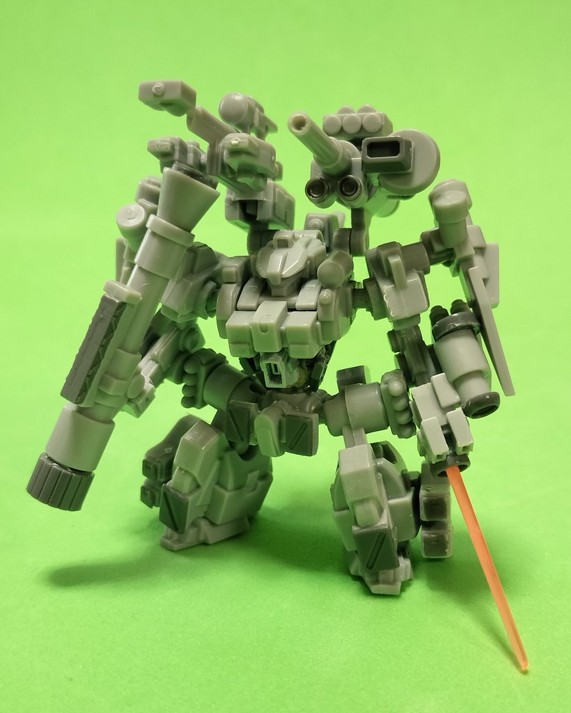 TakWork's tweet photo. 時間がかかりましたが、ようやく完成に近付いてきました。今回はシャドウＸＴに胴体延長＋ボールジョイントを仕込みました。
これのおかげでポーズの幅が増えたのと、腹部ハイメガ砲によるディテールアップも出来ました。脚に増加装甲も追加して戦闘力強化を図っています✨️
#メカアーツ
#ベル玩菓 https://t.co/HngtrXB2Bv