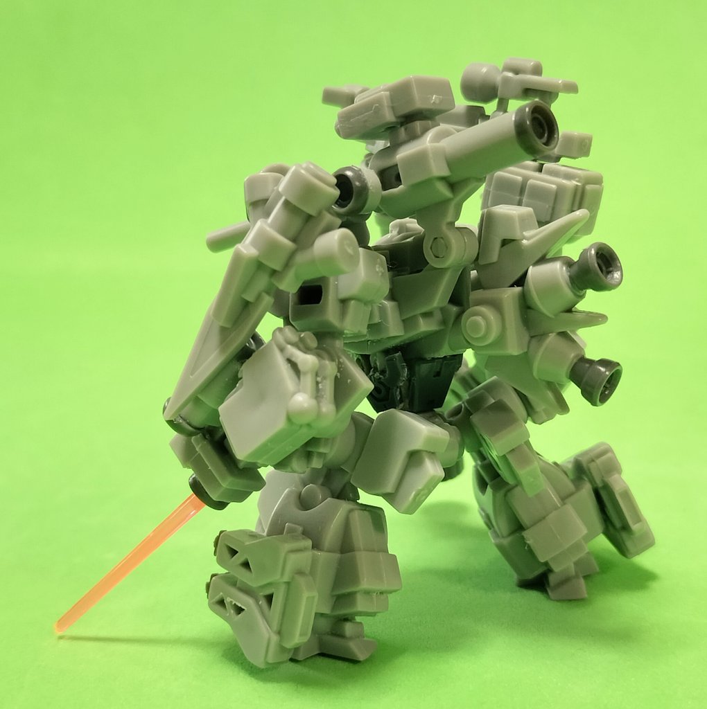 TakWork's tweet photo. 時間がかかりましたが、ようやく完成に近付いてきました。今回はシャドウＸＴに胴体延長＋ボールジョイントを仕込みました。
これのおかげでポーズの幅が増えたのと、腹部ハイメガ砲によるディテールアップも出来ました。脚に増加装甲も追加して戦闘力強化を図っています✨️
#メカアーツ
#ベル玩菓 https://t.co/HngtrXB2Bv