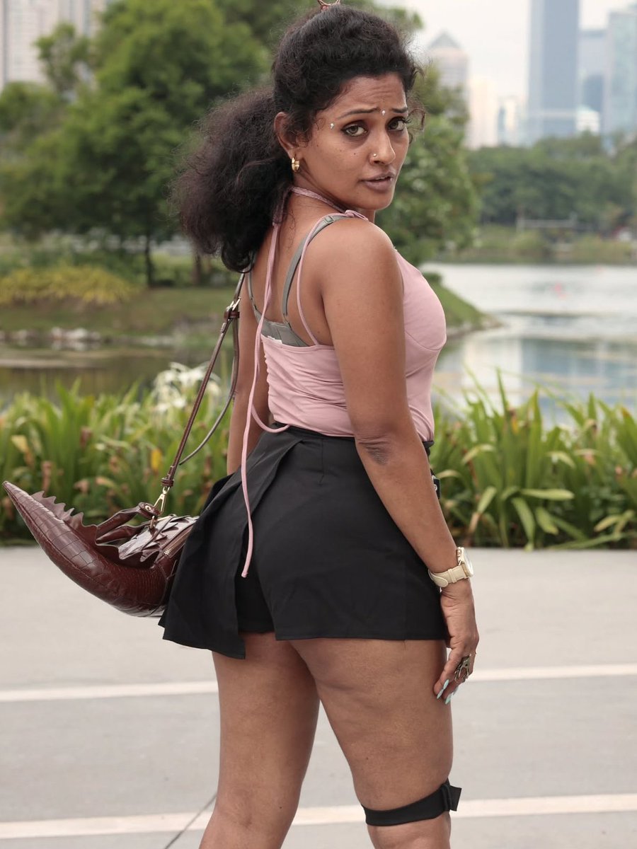 Kaavya_official's tweet photo. Nowadays, many aunties are becoming more glamorous and stylish 🥵🤤 https://t.co/QifHuvbcwE